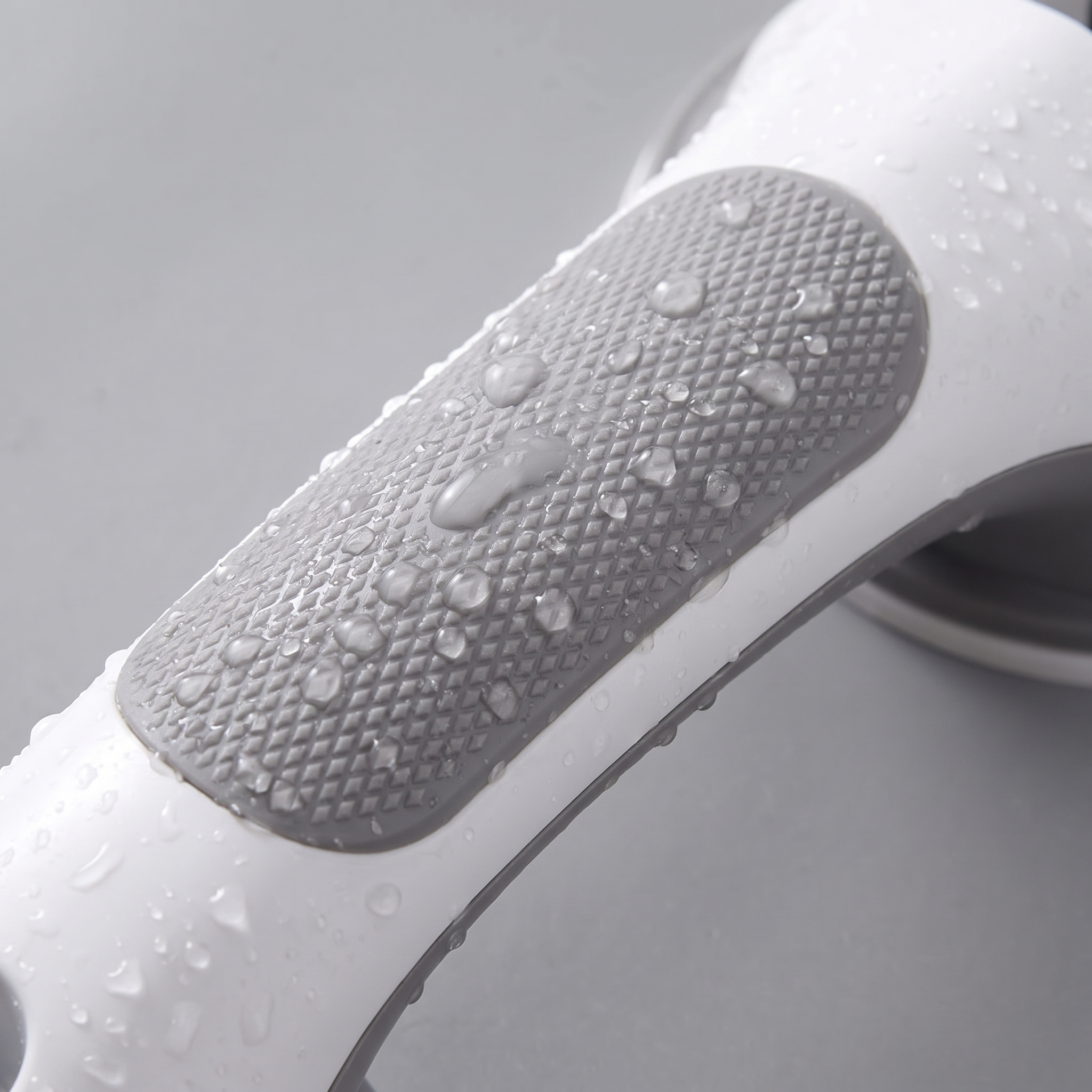 Anti-slip textured handle grip, secure with wet hands